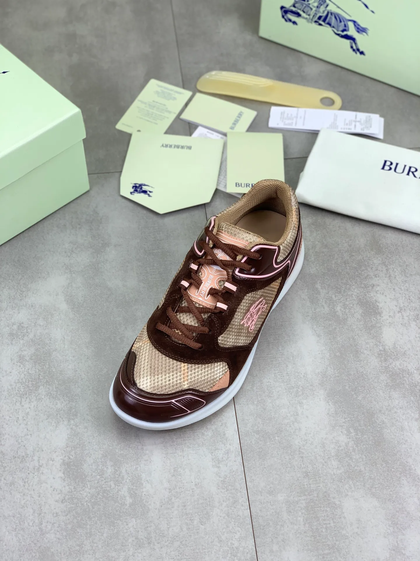 Factory price P720 [BURBERRY] Burberry - High-end quality original order - Upper: imported 🔝 original material - Inner lining: cowhide lining, feet; water-dyed cowhide - Outsole: ultra-light TPR rubber; two-color molded outsole - Ultra-high quality control·Fine workmanship: highlighted (high-end·nobility·grade) -Size: 36-46 for men and women Color: 4️⃣colors available